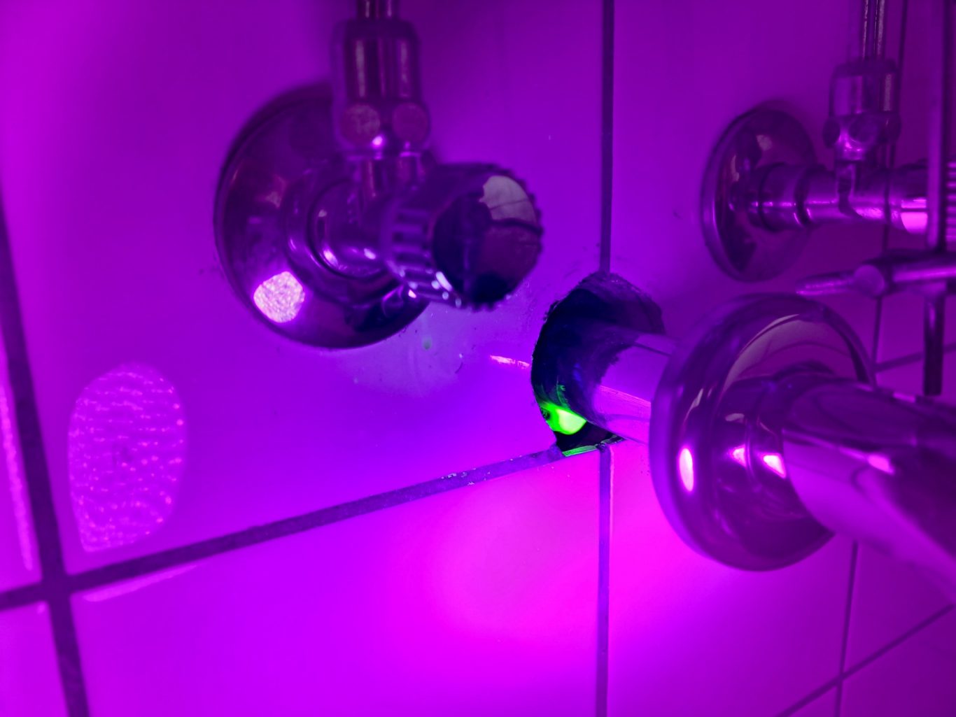 Undichtigkeit am Siphon Die Ursache für das Leck konnte sicher mit einem fluoreszierendem Mittel geortet werden