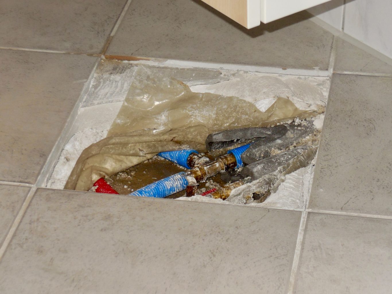 Leck an der Trinkwasserleitung Ein nicht gepresstes Formteil kann noch Jahre unentdeckt bleiben. Wir orten Ihren Wasserschaden