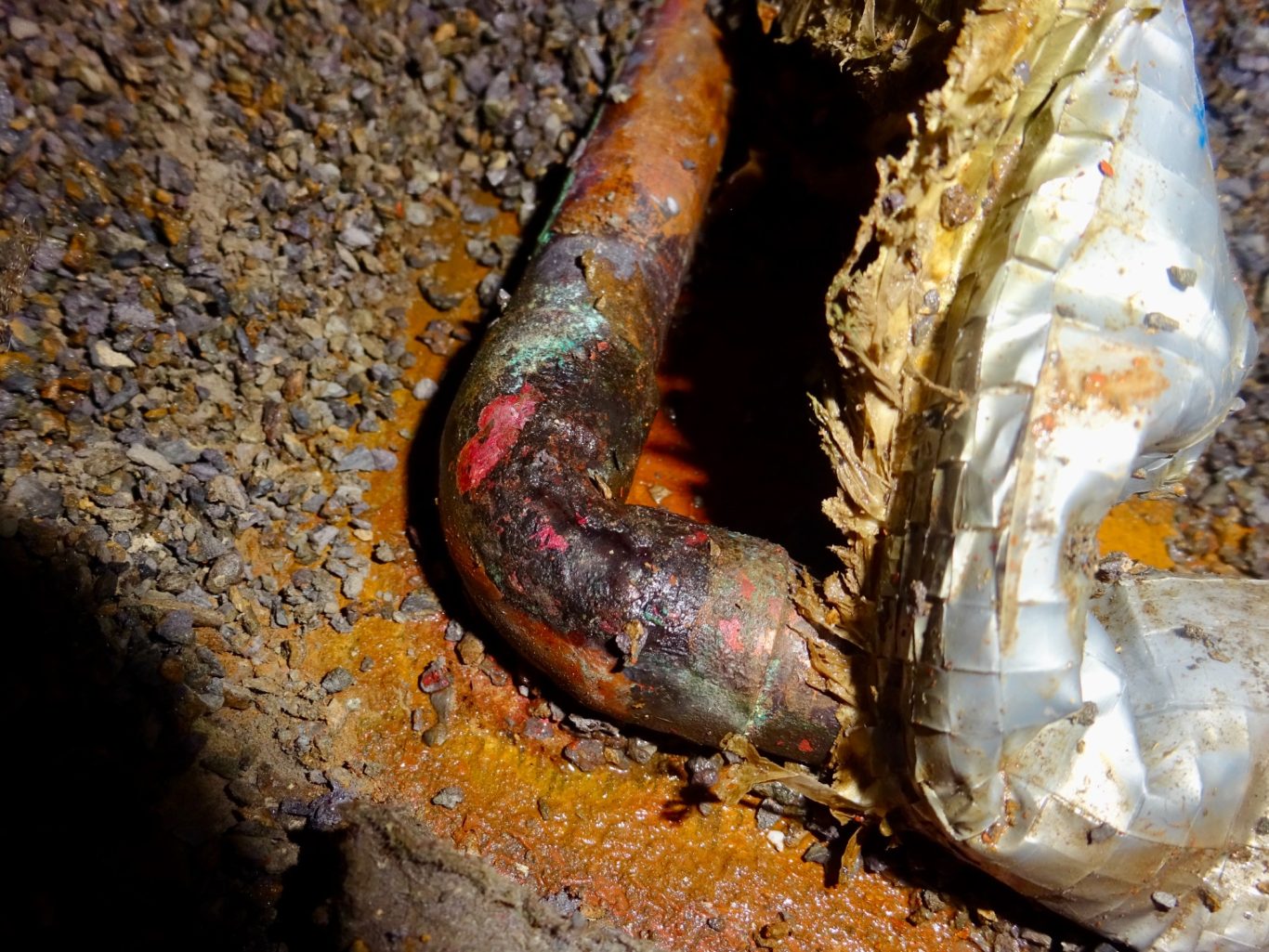 Leck in einer Heizungsleitung Lochfraß in der Heizungsleitung verursachen Leckagen