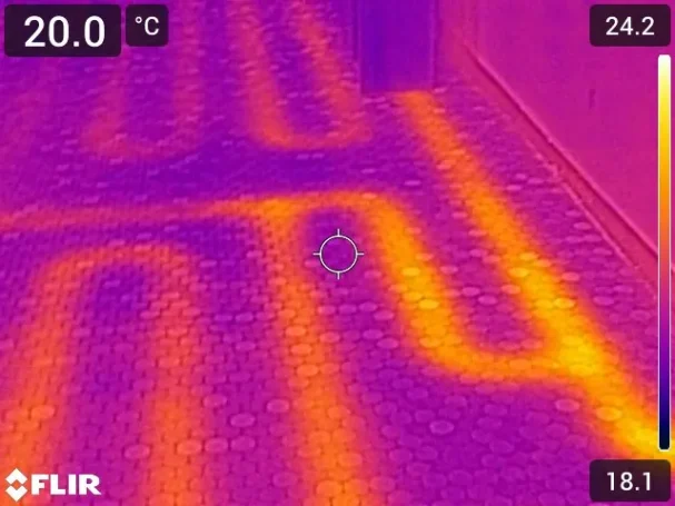 Thermografieaufnahme einer Fußbodenheizung mit der FLIR E6 Pro – warme Heizschlangen im Bad klar sichtbar